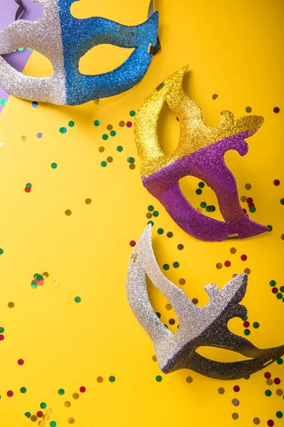 Un gruppo festivo, colorato di mardi gras o maschera carnivale su un y — Foto Stock