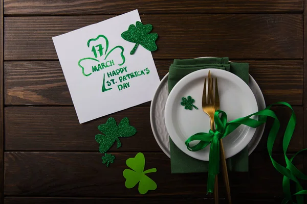 St Patrick 's Day ustawienie stołu party ozdobione zielonym leprec — Zdjęcie stockowe