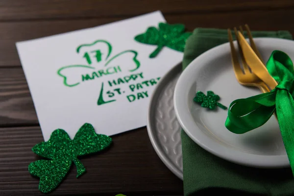 St Patrick 's Day ustawienie stołu party ozdobione zielonym leprec — Zdjęcie stockowe