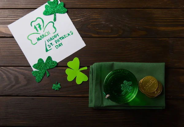 St. Patrick 's Day Zielone piwo na ciemnozielonym tle, de — Zdjęcie stockowe