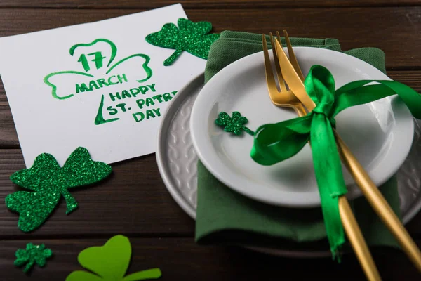 St Patrick 's Day ustawienie stołu party ozdobione zielonym leprec — Zdjęcie stockowe