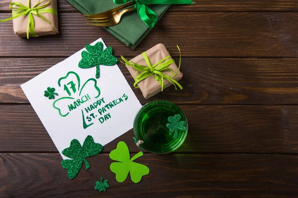 St. Patrick 's Day Zielone piwo na ciemnozielonym tle, de — Zdjęcie stockowe