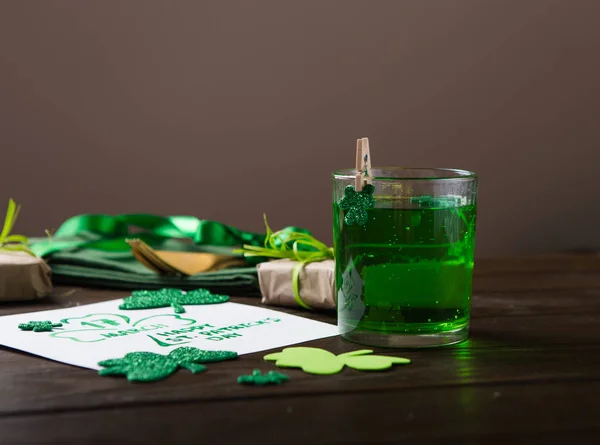 Día San Patricio Verde Cerveza Pinta Sobre Fondo Verde Oscuro —  Fotos de Stock