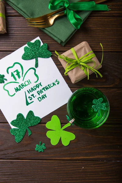 St. Patrick 's Day Zielone piwo na ciemnozielonym tle, de — Zdjęcie stockowe