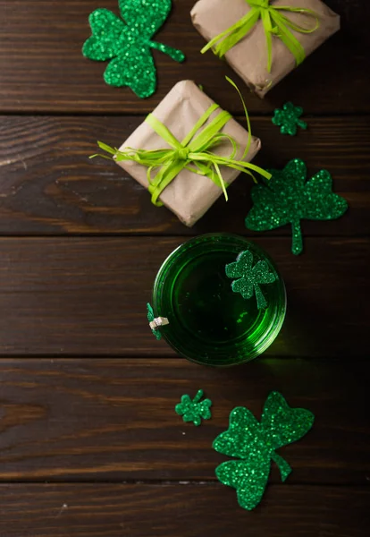 St. Patrick 's Day Green Beer pint sobre fundo verde escuro, de — Fotografia de Stock