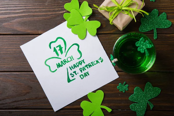 St. Patrick 's Day Zielone piwo na ciemnozielonym tle, de — Zdjęcie stockowe