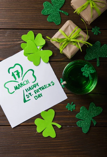 St. Patrick 's Day Zielone piwo na ciemnozielonym tle, de — Zdjęcie stockowe