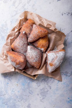 Mandazi hafif tatlı bir Doğu Afrika sokak yiyeceğidir.