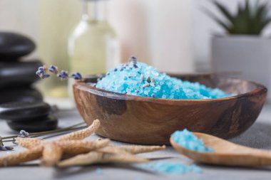 Masaj. Mumlar, spa taşları ve tuz içeren kompozisyon