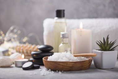 Güzellik hala masaj dolu. Yağ şişesi aromalı.