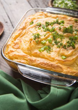 Ev yapımı İrlandalı kıymalı börek kuzu ve patates ile