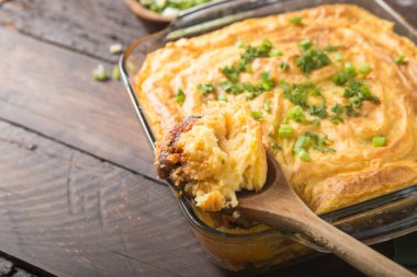 Ev yapımı İrlandalı kıymalı börek kuzu ve patates ile
