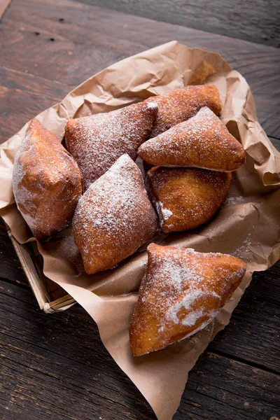 Mandazi is een licht zoete East African Street Food. bovenaanzicht f — Stockfoto