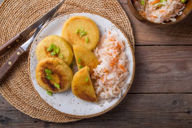Salvador Pupusa 'sı gemide Curtido ile servis edilir. Yukarıdan görünüm