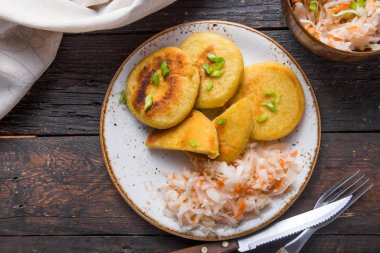 Salvador Pupusa 'sı gemide Curtido ile servis edilir. Yukarıdan görünüm