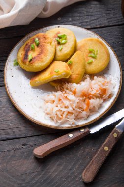 Salvador Pupusa 'sı gemide Curtido ile servis edilir. Yukarıdan görünüm