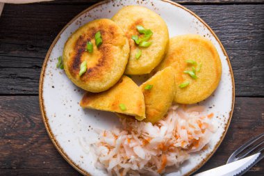 Salvador Pupusa 'sı gemide Curtido ile servis edilir. Yukarıdan görünüm