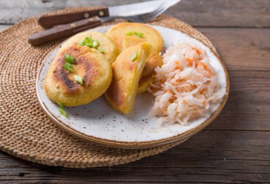 Salvador Pupusa 'sı gemide Curtido ile servis edilir. Yukarıdan görünüm