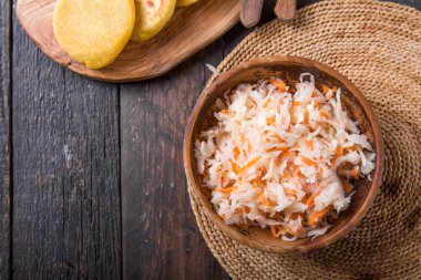 Curtido - Pupusa ile hafif mayalanmış lahana çeşnisi. Tipik. 