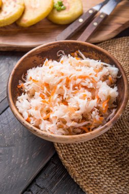 Curtido - Pupusa ile hafif mayalanmış lahana çeşnisi. Tipik. 