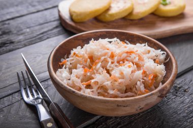 Curtido - Pupusa ile hafif mayalanmış lahana çeşnisi. Tipik. 