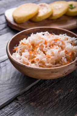 Curtido - Pupusa ile hafif mayalanmış lahana çeşnisi. Tipik. 