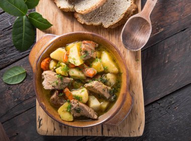 İrlanda yemeği. Patates, havuç ve sodayla pişirilmiş biftek.