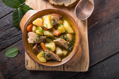İrlanda yemeği. Patates, havuç ve sodayla pişirilmiş biftek.