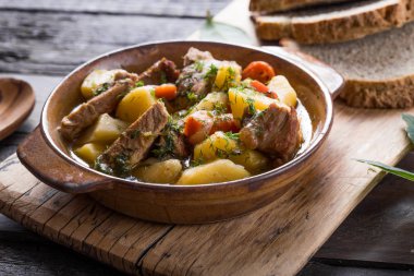 İrlanda yemeği. Patates, havuç ve sodayla pişirilmiş biftek.
