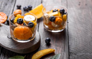 Çeşit çeşit meyveli taze meyve salatası.