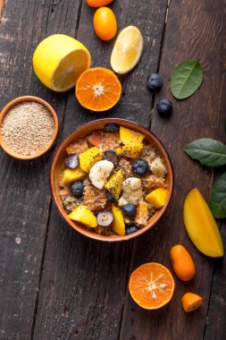 Tahta arka planda taze kinoa organik meyve salatası.. 