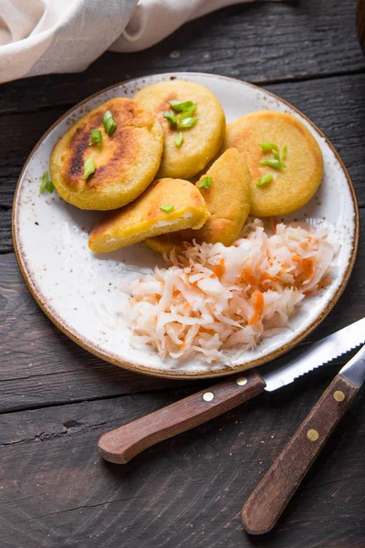 Salvador Pupusa 'sı gemide Curtido ile servis edilir. Yukarıdan görünüm