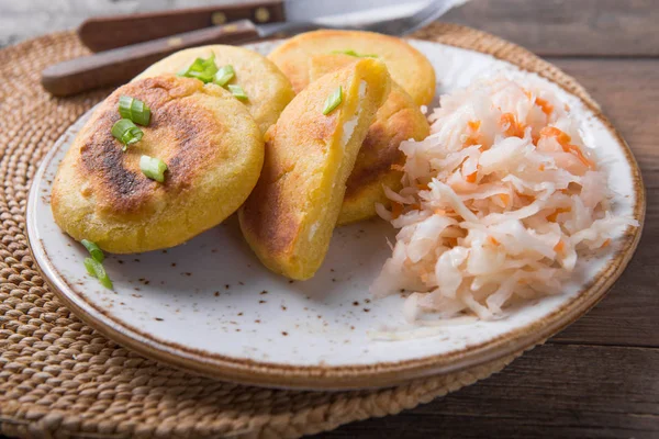 Salvador Pupusa 'sı gemide Curtido ile servis edilir. Yukarıdan görünüm