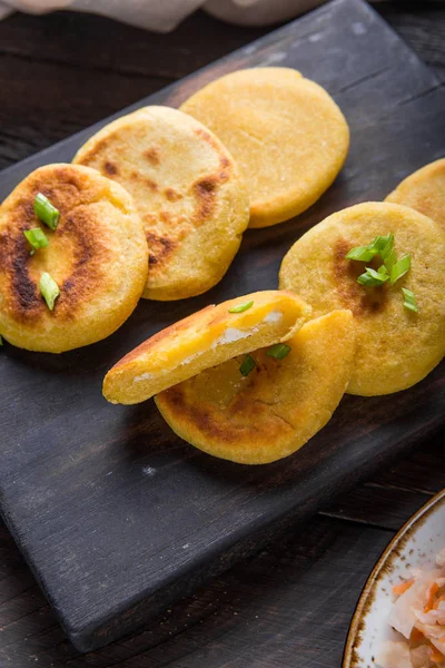 Salvador Pupusa 'sı gemide Curtido ile servis edilir. Yukarıdan görünüm