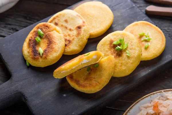 Salvador Pupusa 'sı gemide Curtido ile servis edilir. Yukarıdan görünüm