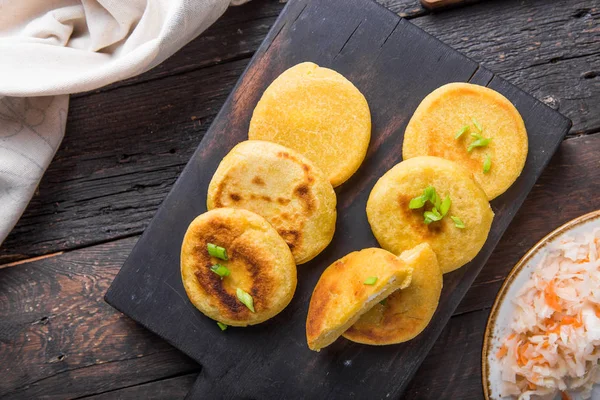 Salvador Pupusa 'sı gemide Curtido ile servis edilir. Yukarıdan görünüm