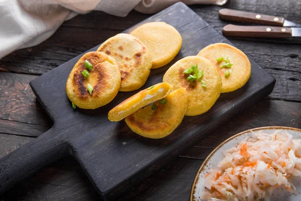 Salvador Pupusa 'sı gemide Curtido ile servis edilir. Yukarıdan görünüm