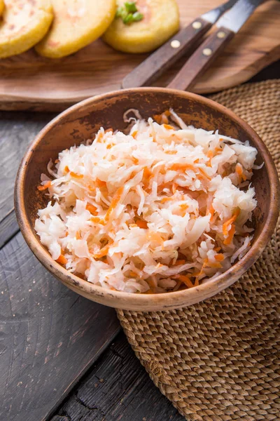 Curtido - Pupusa ile hafif mayalanmış lahana çeşnisi. Tipik. 