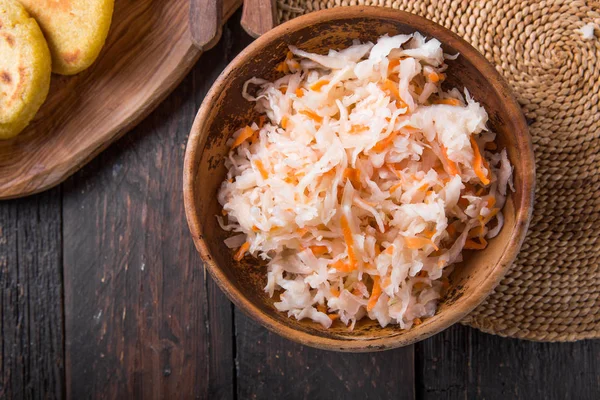 Curtido - Pupusa ile hafif mayalanmış lahana çeşnisi. Tipik. 