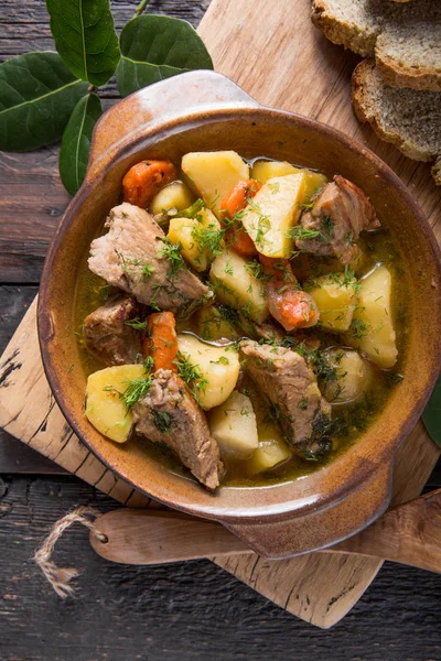 Irská večeře. Hovězí maso dušené s bramborami, mrkví a sodou b — Stock fotografie