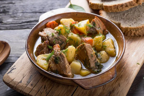 Irská večeře. Hovězí maso dušené s bramborami, mrkví a sodou b — Stock fotografie
