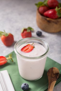 Organik probiyotik süt kefir içeceği ya da samanlı yoğurt.