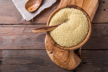 Ahşap kase tahıl kuskus. Üstten Görünüm