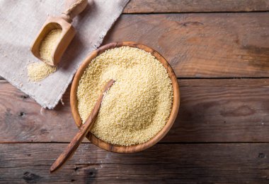 Ahşap kase tahıl kuskus. Üstten Görünüm