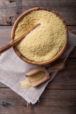 Ahşap kase tahıl kuskus. Seçici odak