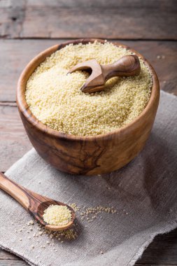 Masadaki tahta kasede çiğ kuskus.