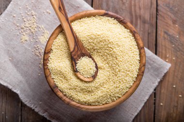 Masadaki tahta kasede çiğ kuskus.