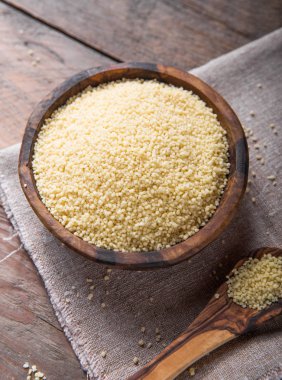 Masadaki tahta kasede çiğ kuskus.