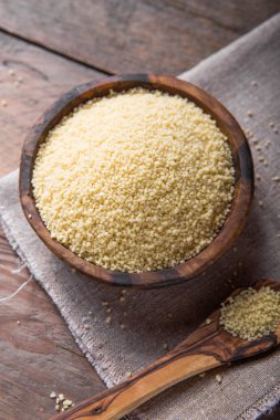 Masadaki tahta kasede çiğ kuskus.