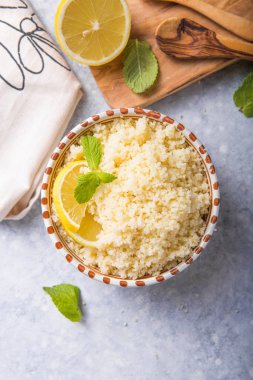 Nane ve limonlu kuskus. Koyu kırsal masada. 